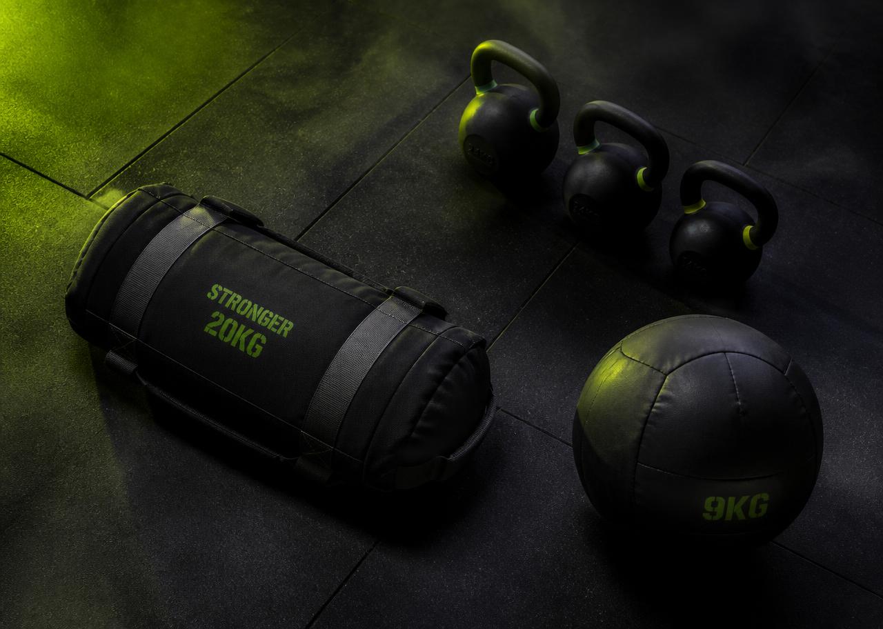 Material de las zonas DEKA: saco, kettlebells y wall ball